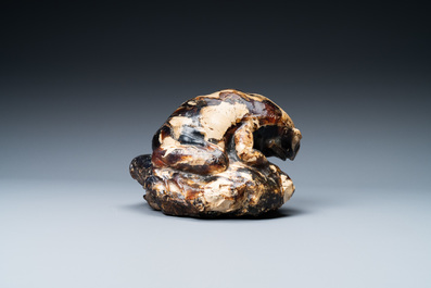 A Chinese carved amber model of a toad, 19/20th C.