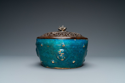 Een Chinese monochrome turquoise kom met opengewerkt houten deksel, Ming
