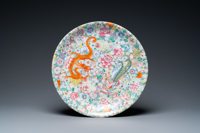 Un plat en porcelaine de Chine famille rose, un bol en bleu et blanc et un vase en sang de boeuf, 19/20&egrave;me