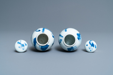 Twee Chinese blauw-witte theebussen met deksels, Kangxi