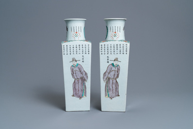 Une paire de vases de forme carr&eacute;e en porcelaine de Chine famille verte &agrave; d&eacute;cor Wu Shuang Pu, marque de Kangxi, 19&egrave;me