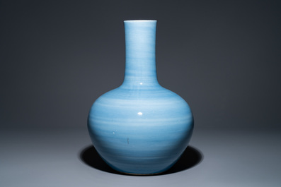 Un grand vase de forme 'tianqiu ping' en porcelaine de Chine clair de lune monochrome, 19&egrave;me