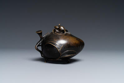 Een Chinese bronzen gedekselde wierookbrander in de vorm van een perzik, Qing