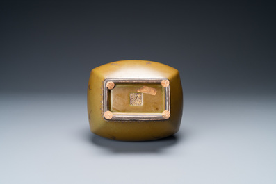 Un vase en porcelaine de Chine 'teadust' monochrome surd&eacute;cor&eacute; en argent et or, Chine, marque de Qianlong, R&eacute;publique