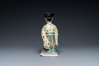 Une figure en porcelaine de Chine sur socle en bois sculpt&eacute;, Kangxi