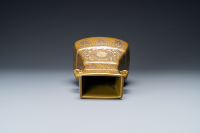 Un vase en porcelaine de Chine 'teadust' monochrome surd&eacute;cor&eacute; en argent et or, Chine, marque de Qianlong, R&eacute;publique