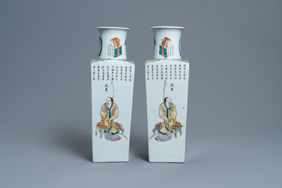 Une paire de vases de forme carr&eacute;e en porcelaine de Chine famille verte &agrave; d&eacute;cor Wu Shuang Pu, marque de Kangxi, 19&egrave;me