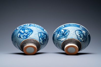 Une paire de bols en porcelaine de Chine en bleu et blanc et un vase en famille verte, 19&egrave;me