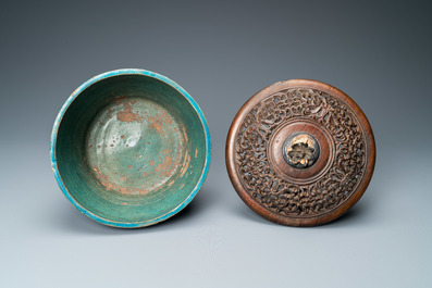 Un bol en gr&egrave;s porcelaineux &eacute;maill&eacute; en turquoise monochrome au couvercle ajour&eacute; en bois, Chine, Ming