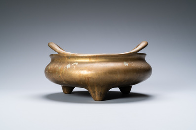 A large Chinese bronze censer on stand, Chenghua mark, 17/18th C.