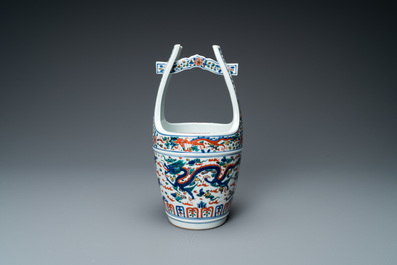 Un seau en porcelaine de Chine wucai, marque de Wanli, R&eacute;publique