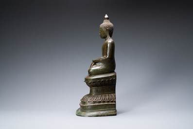A large Burmese bronze figure of Buddha, 17/18th C.