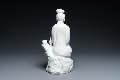 Een Chinese blanc de Chine figuur van Guanyin, zegelmerk, 19/20e eeuw
