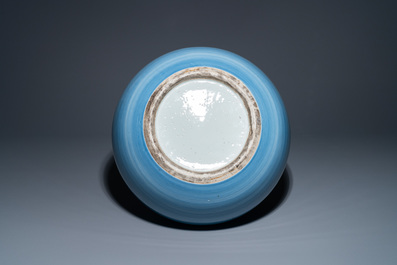 Un grand vase de forme 'tianqiu ping' en porcelaine de Chine clair de lune monochrome, 19&egrave;me