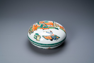 A Chinese famille verte box and cover, 19/20th C.
