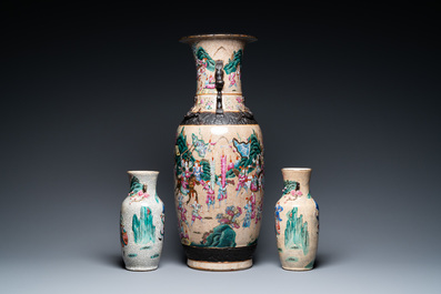 Trois vases en porcelaine de Chine dite 'de Nankin' famille rose, 19&egrave;me