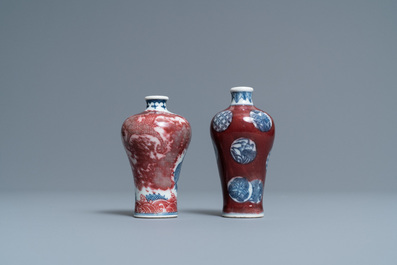 Twee Chinese blauw-witte en koperrode miniatuur 'meiping' vazen, 18/19e eeuw