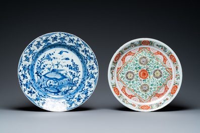 Drie Chinese blauw-witte schotels en &eacute;&eacute;n in famille verte, Ming, Kangxi en Qianlong