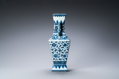 Un vase en porcelaine de Chine en bleu et blanc &agrave; d&eacute;cor de rinceaux floraux, Qianlong