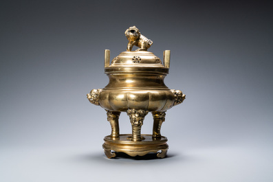 Un grand br&ucirc;le-parfum tripod couvert sur socle en bronze, Chine, marque de Xuande, 19&egrave;me