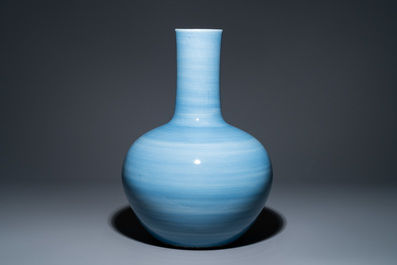 Un grand vase de forme 'tianqiu ping' en porcelaine de Chine clair de lune monochrome, 19&egrave;me