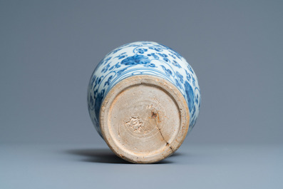 Een Chinese blauw-witte 'meiping' vaas met florale slingers, Ming