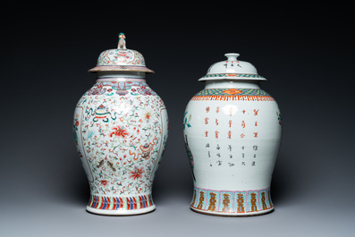 Twee Chinese famille rose dekselvazen met antiquiteiten, 19e eeuw