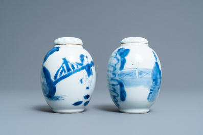 Twee Chinese blauw-witte theebussen met deksels, Kangxi