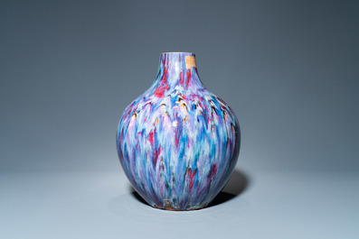 Un vase de forme bouteille en porcelaine de Chine &agrave; &eacute;mail flamb&eacute;, 19&egrave;me