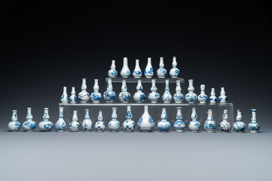 Trente-trois vases miniatures en porcelaine de Chine en bleu et blanc, Kangxi