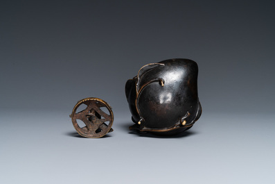 Een Chinese bronzen gedekselde wierookbrander in de vorm van een perzik, Qing