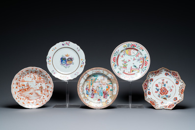 Cinq assiettes en porcelaine de Chine famille rose et en rouge de fer et dor&eacute;, Kangxi/Qianlong