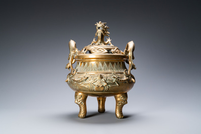 Un grand br&ucirc;le-parfum tripod couvert sur socle en bronze &agrave; d&eacute;cor d'animaux marins et coquilles, Chine, Qing