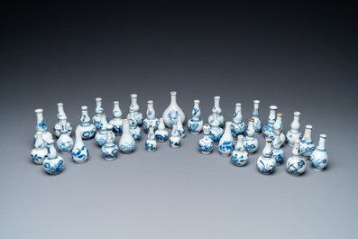 Zevenendertig Chinese blauw-witte miniatuur vaasjes, Kangxi