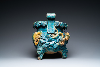 Een grote Chinese fahua wierookbrander met houten voet en deksel met kwarts dekselknop, Ming