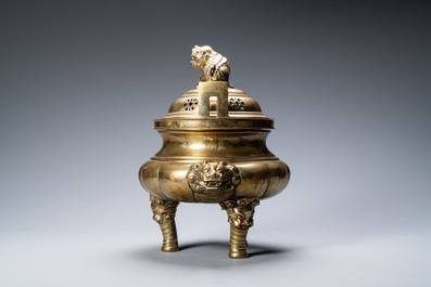 Un grand br&ucirc;le-parfum tripod couvert sur socle en bronze, Chine, marque de Xuande, 19&egrave;me