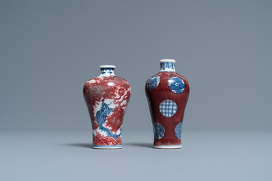 Twee Chinese blauw-witte en koperrode miniatuur 'meiping' vazen, 18/19e eeuw