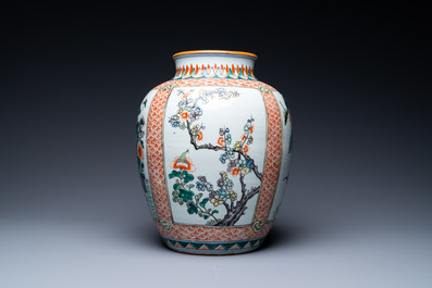 Une paire de bols en porcelaine de Chine en bleu et blanc et un vase en famille verte, 19&egrave;me