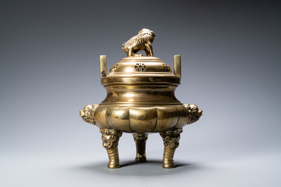 Un grand br&ucirc;le-parfum tripod couvert sur socle en bronze, Chine, marque de Xuande, 19&egrave;me