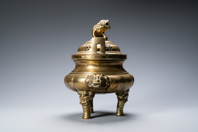 Un grand br&ucirc;le-parfum tripod couvert sur socle en bronze, Chine, marque de Xuande, 19&egrave;me