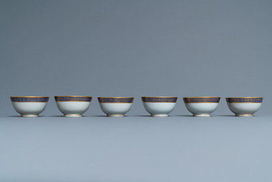 Zes zeldzame Chinese koppen en schotels met monogram op vergulde fondkleur, Yongzheng/Qianlong