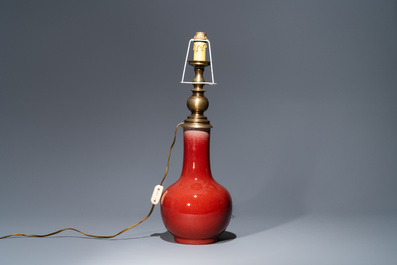 Un vase de forme bouteille en porcelaine de Chine langyao monochrome transform&eacute; en lampe, 19&egrave;me