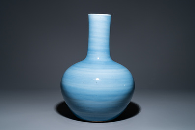 Un grand vase de forme 'tianqiu ping' en porcelaine de Chine clair de lune monochrome, 19&egrave;me