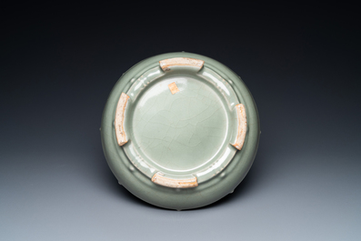 Un br&ucirc;le-parfum en porcelaine de Chine c&eacute;ladon &agrave; d&eacute;cor &eacute;maill&eacute; d'un dragon sur socle en forme de lotus, Qing