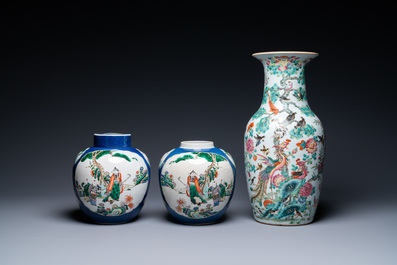 Een Chinese famille rose vaas en een paar famille verte potten met poederblauwe fondkleur, 19e eeuw
