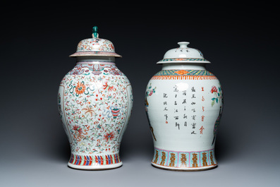 Deux vases couverts en porcelaine de Chine famille rose, 19&egrave;me