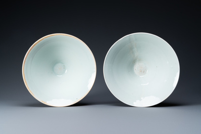 A pair of Chinese blue and white bowls and a famille verte vase, 19th C.