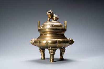 Un grand br&ucirc;le-parfum tripod couvert sur socle en bronze, Chine, marque de Xuande, 19&egrave;me
