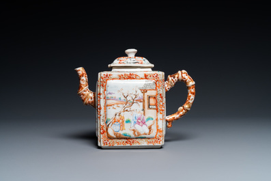 Une grande th&eacute;i&egrave;re couverte en porcelaine de Chine famille rose &agrave; d&eacute;cor mandarin, Qianlong