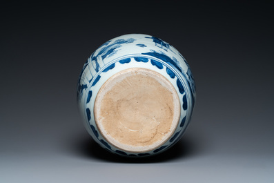 Un vase en porcelaine de Chine en bleu et blanc sur socle en bois, &eacute;poque Transition